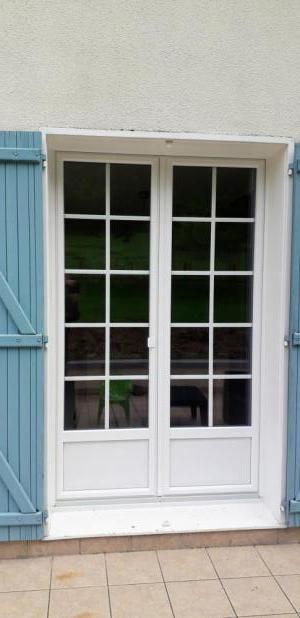 Porte fenêtre en pvc avec petit bois 
